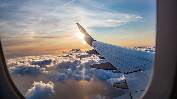 Flygplansvinge sedd inifrån ett flygplan.