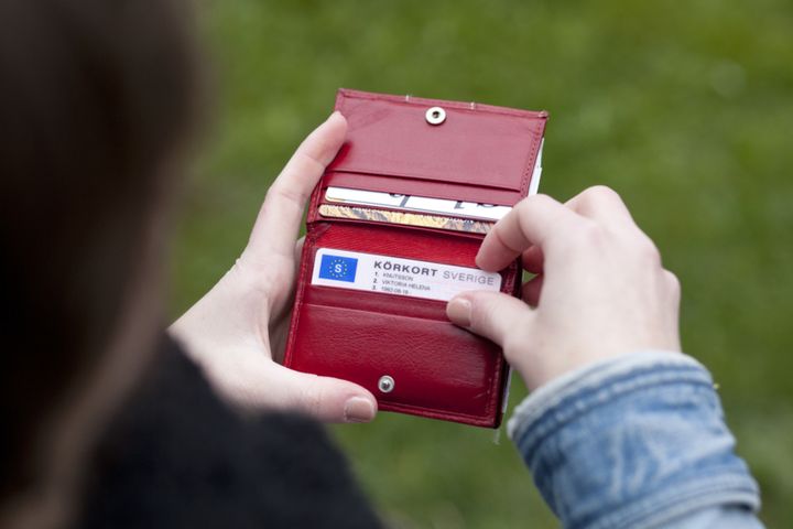 Ett svemskt körkort i en plånbok.