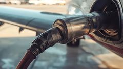 Ett flygplan tankas på marken.