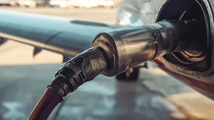 Ett flygplan tankas på marken.