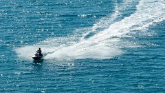 En person som kör vattenskoter.