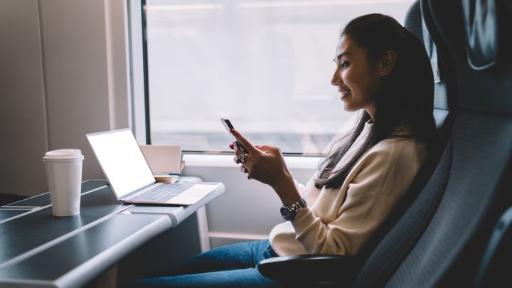 Resenär sitter på tåg.