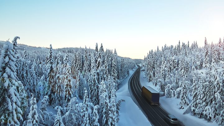 Trafik i vinterlandskap.