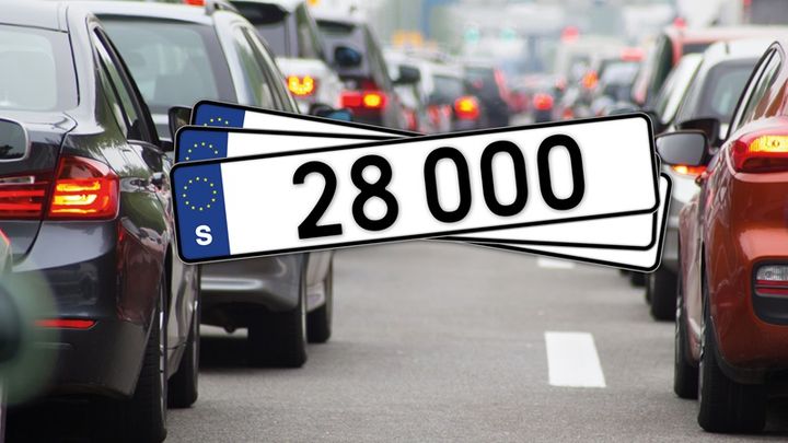 Montage. Registreringsskylt med siffran 28 000.