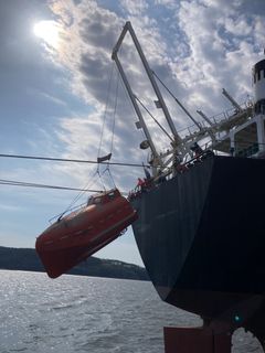 Livbåt som inte kan sjösättas.