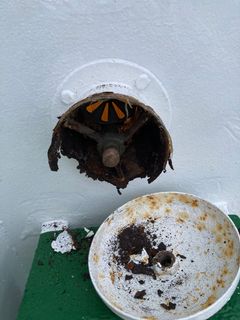 Sönderrostat ventilationsrör som ska kunna stängas.