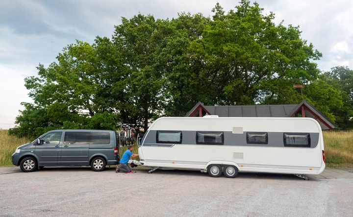 Fordonskombination med personbil och husvagn.