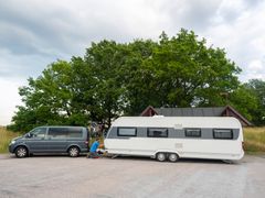 Bild på fordonskombination med personbil och husvagn.