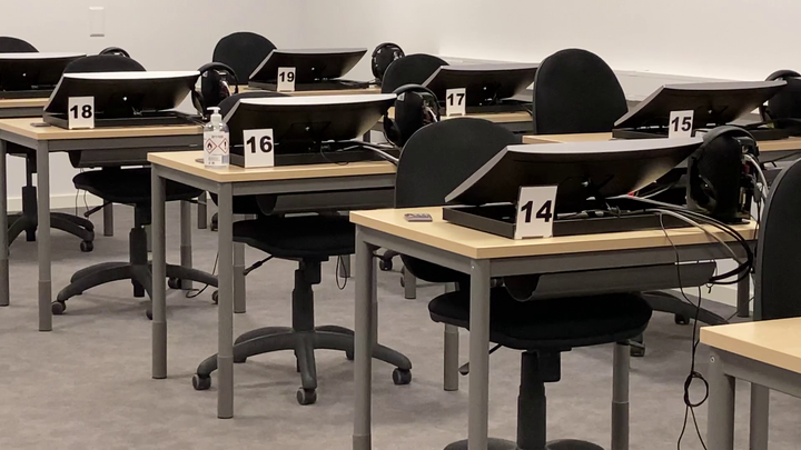 Bild på en tom teorisal hos Trafikverket Förarprov.