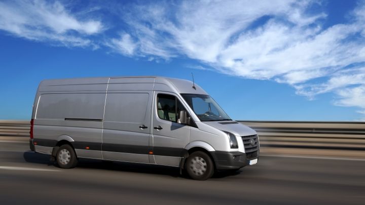 Lätt lastbil kör på landsväg.