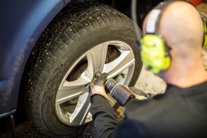 Däckskifte vid däckverkstad.