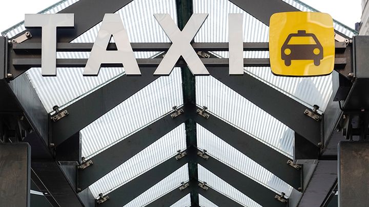 Genrebild på taxiskylt.