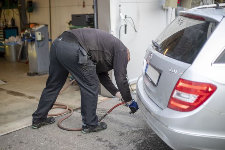 Bilbesiktning pågår.