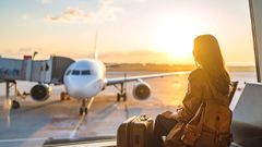 En kvinna som väntar på ett flygplan.