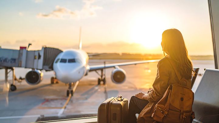 En kvinna som väntar på ett flygplan.