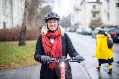Kvinna på Elsparkcykel