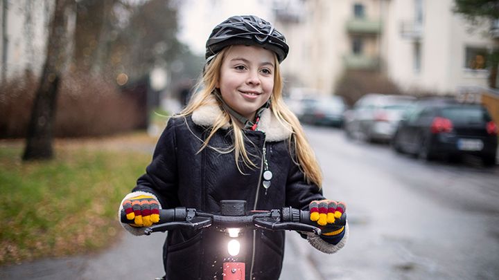 Flicka i cykelhjälm.