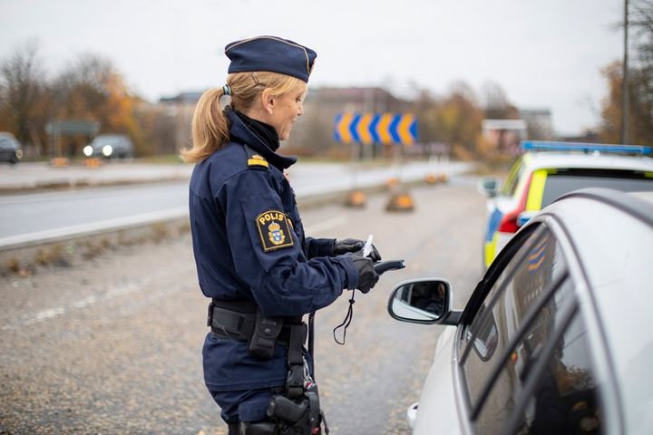 Polis utför en trafikkontroll vid vägkanten.