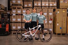 Edvin Olofsson, Oscar Lind och Leo Lounela är tre av de stora svenska framtidsnamnen inom herrarnas mountainbike, XCO och XCC. Nu samlas hela trion i helt nya Allebike Factory Team som gör en internationell storsatsning.