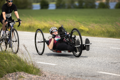 Louise Winckler och ett gäng handcyklister kör senaste Vätternrundans långa bansträckning.