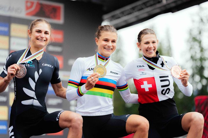 Världens tre bästa XCO-cyklister just nu och i världsmästartröjan: Jenny Rissveds.