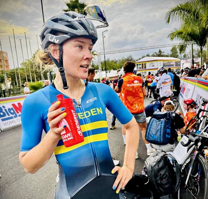 Caroline Andersson  efter ett starkt VM-lopp i Rwandas huvudstad Kigali när ett afrikanskt land för första gången någonsin arrangerade ett VM i landsväg för seniorelit. Succé både för VM-arrangemanget och den svenska lilla truppen.  Foto: SCF