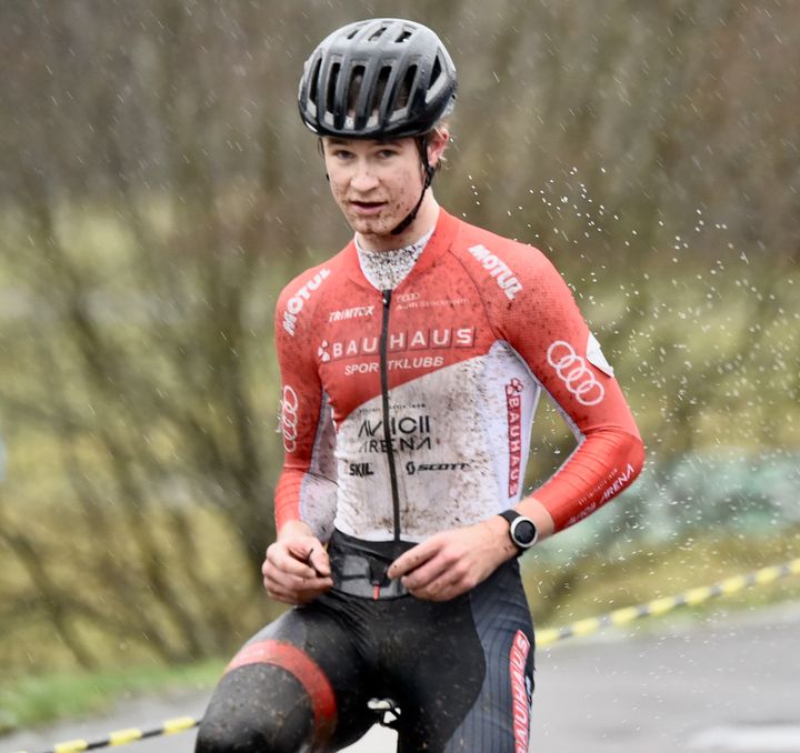 Vilmer Ekman är landslagsman i cykelcross, bana och landsväg och var fyra på kortdistans-SM för seniorelit. Nu gör han sin första seniortävling i cykelcross.