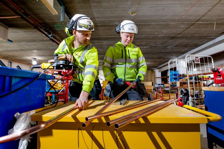 Allt fler ungdomar ser sig en framtid inom installationsbranschen. Foto: Magnus Sandberg.