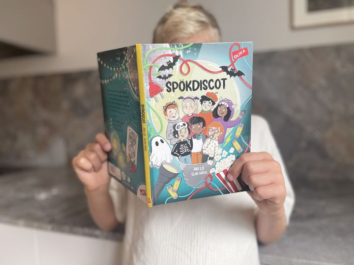 I Spökdiscot får vi följa Ellen, en tjej som har full koll på allt från jordade uttag till proppskåp.