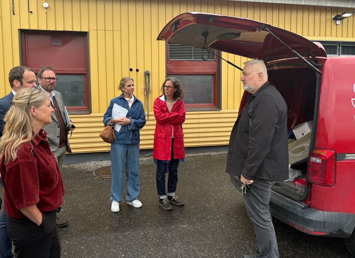 Håkan Eriksson, vd på SIAK, beskriver fördelarna med skåpbilar jämfört med pickuper.