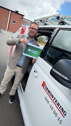 Jimmy Hildinggren, Rörmontering, visar hur ett A4-papper kan avgöra bilmomsen för deras servicebilar. Foto: Installatörsföretagen