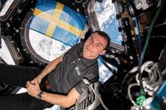 Marcus Wandt med svensk flagga i Cupolan på ISS