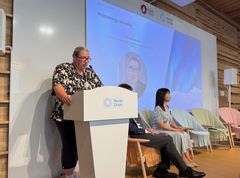 Ella Carlsson välkomsttalar. Foto: Marcus Pettersson, Rundfunk media