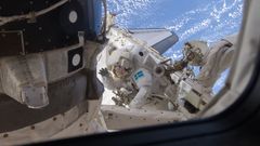 Astronaut på rymdpromenad.