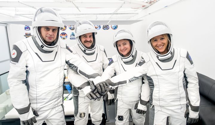 Från vänster: Ryska kosmonauten Andrej Fedajev, NASA-astronauterna Jack Hathaway och Jessica Meir samt ESA-astronauten Sophie Adenot från Frankrike.