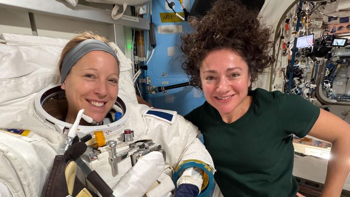 ESA-astronauten Sophie Adenot och NASA-astronauten Jessica Meir ombord på den internationella rymdstationen ISS.