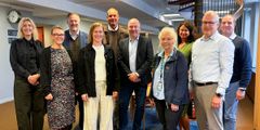 Sveriges Allmännyttas råd för social hållbarhet från vänster på bild; Sofia Gärdsfors, Störningsjouren i Göteborg, Åsa Schelin, Sveriges Allmännytta, Erik Öhrling, Bodenbo, Lena Liljendahl, Sveriges Allmännytta, Fredrik Edlund, Hyresbostäder i Norrköping, Ulf Hofstedt, Varbergs bostad, Chris Österlund (ordförande för rådet), Familjebostäder i Stockholm, Helena Markgren, Skelleftebostäder, Krister Mellström, Telge Bostäder och Raymond Paska, Vätterhem. Ytterligare medlemmar i rådet som saknas på bilden är Petra Karlsson Ekström, Örebrobostäder och Susanna Karlevill, Kopparstaden.