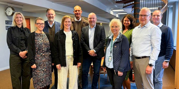 Sveriges Allmännyttas råd för social hållbarhet från vänster på bild; Sofia Gärdsfors, Störningsjouren i Göteborg, Åsa Schelin, Sveriges Allmännytta, Erik Öhrling, Bodenbo, Lena Liljendahl, Sveriges Allmännytta, Fredrik Edlund, Hyresbostäder i Norrköping, Ulf Hofstedt, Varbergs bostad, Chris Österlund (ordförande för rådet), Familjebostäder i Stockholm, Helena Markgren, Skelleftebostäder, Krister Mellström, Telge Bostäder och Raymond Paska, Vätterhem. Ytterligare medlemmar i rådet som saknas på bilden är Petra Karlsson Ekström, Örebrobostäder och Susanna Karlevill, Kopparstaden.