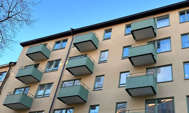 foto på gröna återbrukade balkonger på Strålgatan 11 på Lilla Essingen