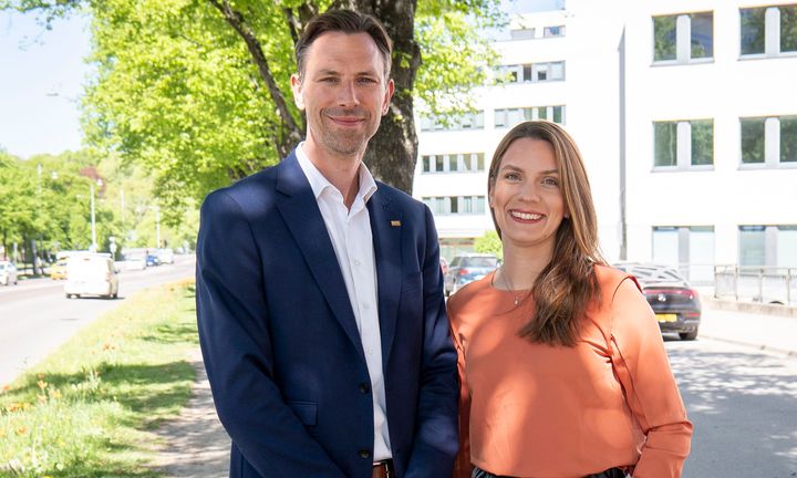 Magnus Molin och Emma Beck-Friis ståendes framför ett träd vid allén på Ringvägen