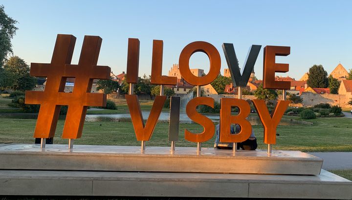 Bild på en skylt med texten "# I love Visby" på som stått i Almedalen i Visby