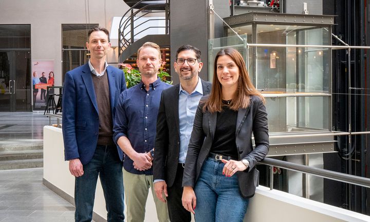 Magnus Molin från Einar Mattsson Fastighetsförvaltning, Mårten Ferbus-Mars och Camilo Bossi från Bonnier Fastigheter Bostad och Emma Beck-Friis från Einar Mattsson Fastighetsförvalning firar samarbetet.