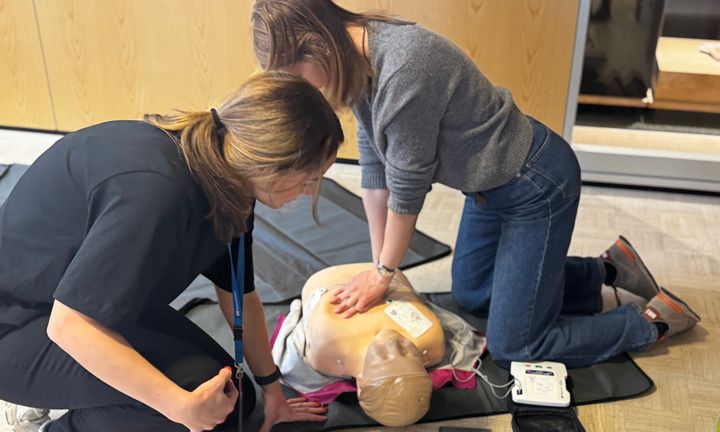 Två personer so övar på hjärt- och lungräddning.