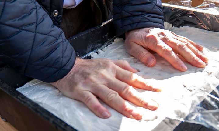 Kommunalråd Mats Gerdau (M) avtryck av sina händer.