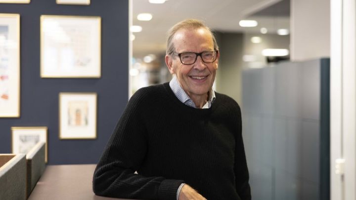 Bild på Bengt i svart tröja i kontorslandskap