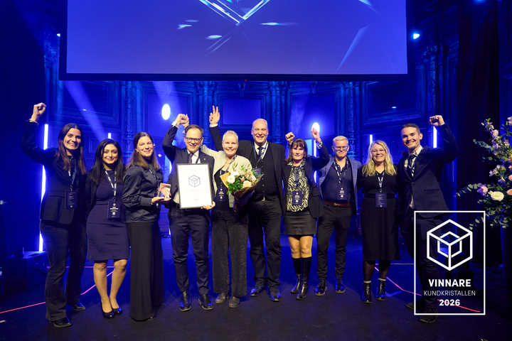 Teamet på Einar Mattsson som tillsammans vann Kundkristallen för Brandkontorets lokaler. Brandkontorets vd Jesper Andersson håller i diplomet. Foto: Aktiv Bo