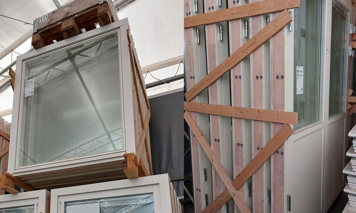 Fönster och balkongdörrar upptravade på pallar