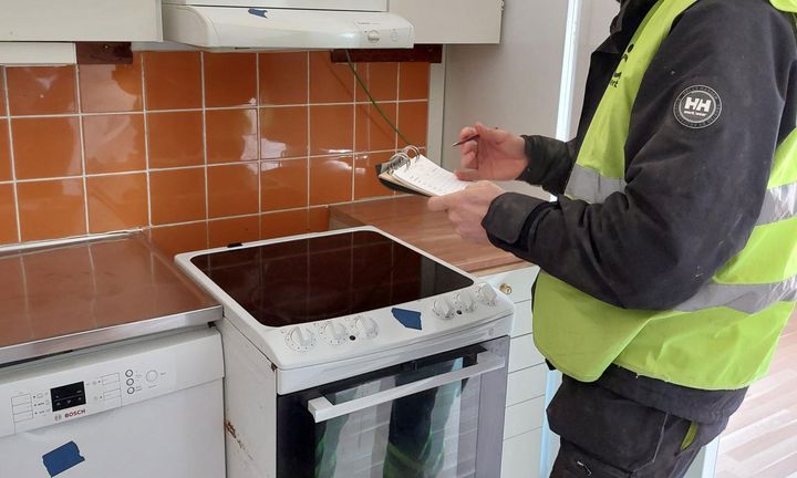 Man som inventerar vitvaror för återbruk på annan plats