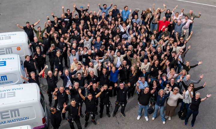 Bild på massa medarbetare som står tillsammans