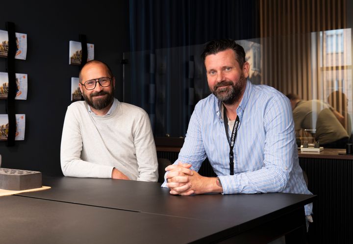 Mattias och Niklas Wickström sittandes vid ett bord i receptionen på Einar Mattsson